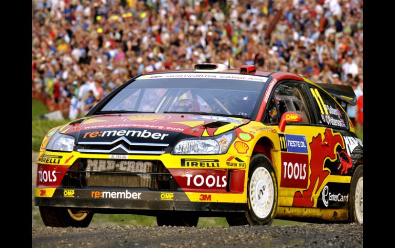 Petter Solberg conduce su auto Citroën durante la etapa de ayer. AFP  /