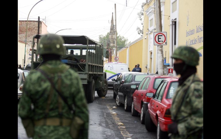 El Ejército mexicano durante el traslado del cuerpo de Nacho Coronel al Semefo. EL INFORMADOR  A. GARCÍA  /