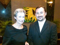 Christian Padilla, uno de los burócratas capacitados junto con la embajadora del Reino Unido en México, Judith Macgregor. R. ZAPATA  /