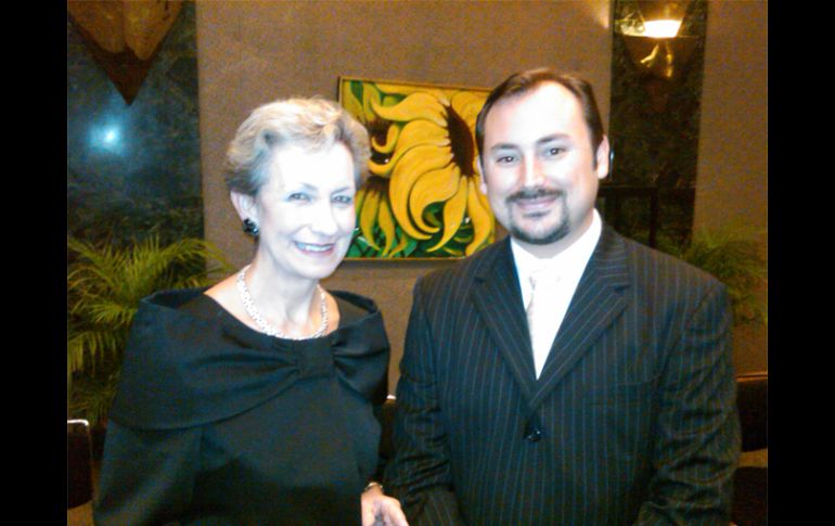 Christian Padilla, uno de los burócratas capacitados junto con la embajadora del Reino Unido en México, Judith Macgregor. R. ZAPATA  /