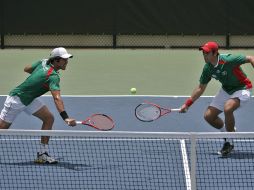 Cesar Ramirez, (der) y Luis Díaz del equipo mexicano de tenis durante el partido de finales contra Venezuela. AP  /