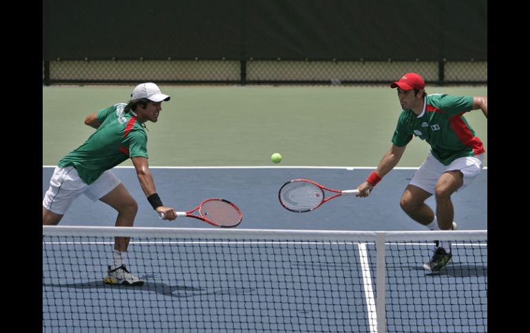 Cesar Ramirez, (der) y Luis Díaz del equipo mexicano de tenis durante el partido de finales contra Venezuela. AP  /