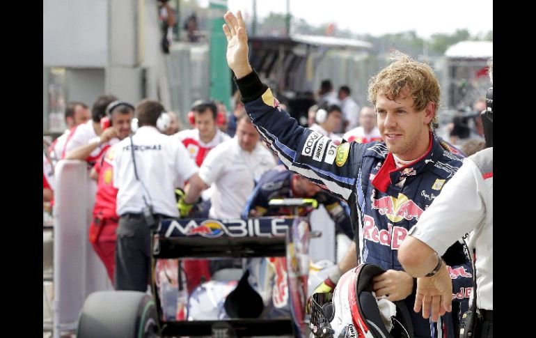 Vettel celebró su clasificación al frente de la parrilla. EFE  /