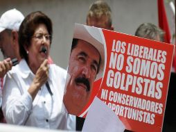 José Manuel Zelaya (en el cartel) fue retirado de su cargo tras el golpe de Estado de junio del 2009. EFE  /