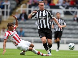 El defensa mexicano Carlos Salcido (izq.) durante el partido entre PSV y el Newcastle. AP  /