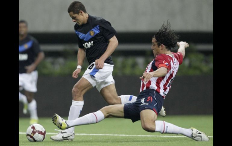 Javier Chicharito Hernández (izq.) y Héctor Reynoso durante el encuentro amistoso entre el Manchester United y Chivas. REUTERS  /