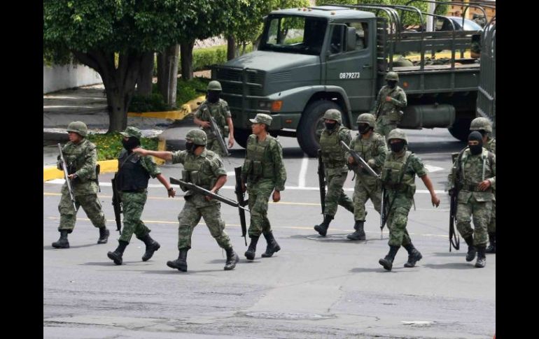 Elementos del Ejército Mexicano aseguraron dos casas de seguridad y casi siete millones de dólares. O. RUVALCABA  /