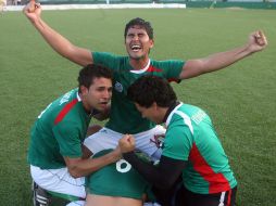 Los jugadores mexicanos celebran tras ganar la medalla de oro  en la final de hockey sobre hierba. EFE  /