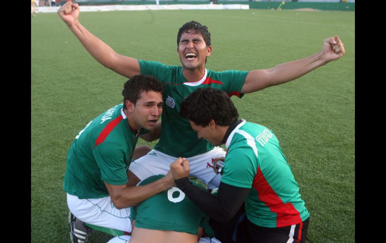 Los jugadores mexicanos celebran tras ganar la medalla de oro  en la final de hockey sobre hierba. EFE  /