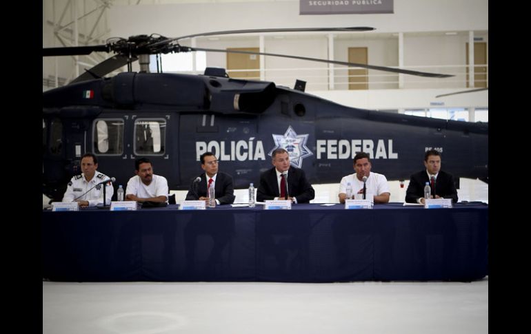 Los periodistas Alejandro Hernández  y Javier Canales, tras ser rescatados la madrugada de ayer en Gómez Palacio. EL UNIVERSAL  /