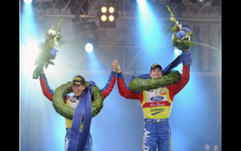 El piloto finlandés Jari-Matti Latvala (der.) y su compañero y compatriota Miikka Anttila celebran su victoria. EFE  /