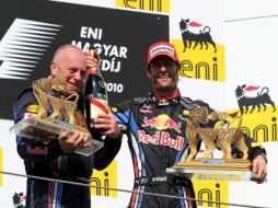 Mark Webber festeja en el podio junto al mecánico de su equipo Darren Nicholls. EFE  /