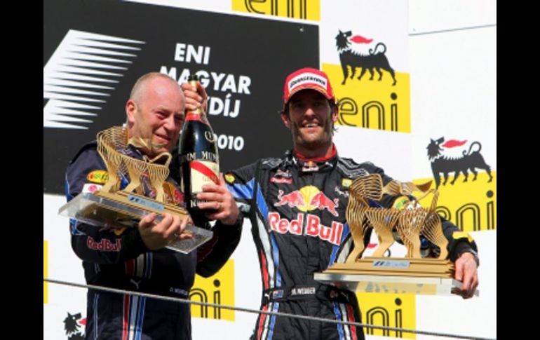 Mark Webber festeja en el podio junto al mecánico de su equipo Darren Nicholls. EFE  /