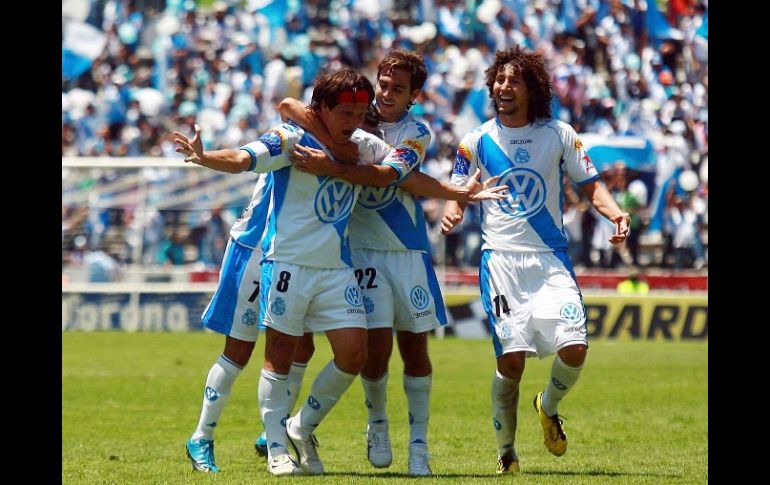 Los jugadores del Puebla festejando el gol a favor ante San Luis. MEXSPORT  /