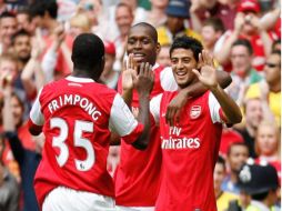 Carlos Vela celebra su gol con sus compañeros del Arsenal. AP  /