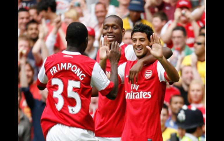 Carlos Vela celebra su gol con sus compañeros del Arsenal. AP  /