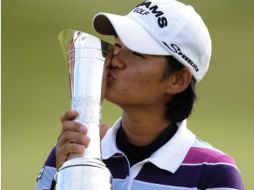 Yani Tseng besa su trofeo del torneo del Abierto Británico de Golf. REUTERS  /