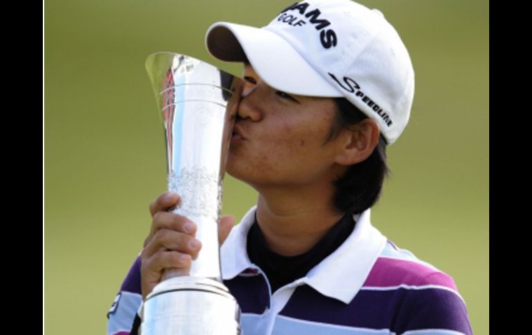 Yani Tseng besa su trofeo del torneo del Abierto Británico de Golf. REUTERS  /