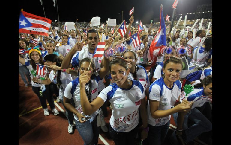 Deportistas puertorriqueños participan en la ceremonia de Clausura. EFE  /