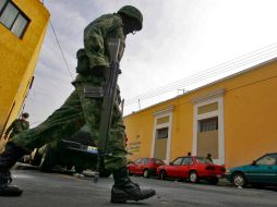 Las instalaciones del Semefo están custodiadas por soldados. A. GARCÍA  /