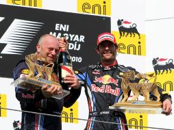 El piloto australiano Mark Webber (der.) celebra su victoria en el podio junto al mecánico de su equipo, Darren Nicholls. EFE  /