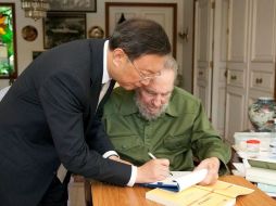 En la imagen, Fidel Castro se reunió en su casa en la Habana con el canciller de China. EFE  /