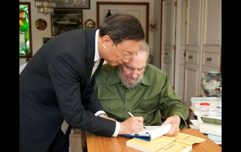 En la imagen, Fidel Castro se reunió en su casa en la Habana con el canciller de China. EFE  /