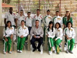 Carlos Andrade Garín, reunido con las con los atletas campeones de los JCC. E. PACHECO  /