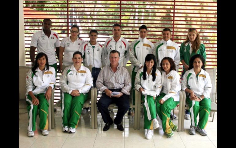 Carlos Andrade Garín, reunido con las con los atletas campeones de los JCC. E. PACHECO  /