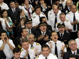 Sobrecargos y pilotos protestaron el domingo en el aeropuerto de la ciudad de México. EFE  /