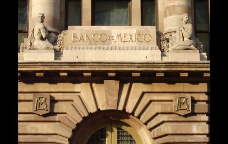 El Banco de México junto con las instituciones bancarias realizaría una lista de personas sospechosas de nexos con el crimen. ESPECIAL  /