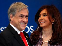 Cristina Fernández, presidenta de Argentina con el mandatario chileno, Piñera. AP  /