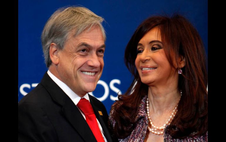 Cristina Fernández, presidenta de Argentina con el mandatario chileno, Piñera. AP  /