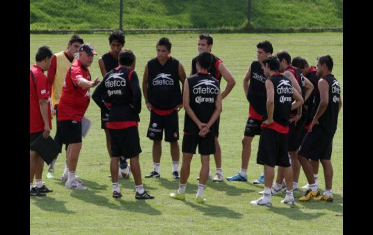 Los jugadores del Atlas reciben instrucciones de su entrenador  Carlos Ischia en el entrenamiento. A. CAMACHO  /