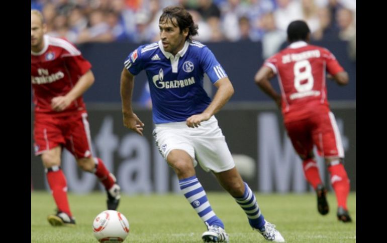 Raúl González en su debut con el Schalke 04 donde logró anotar dos goles. EFE  /