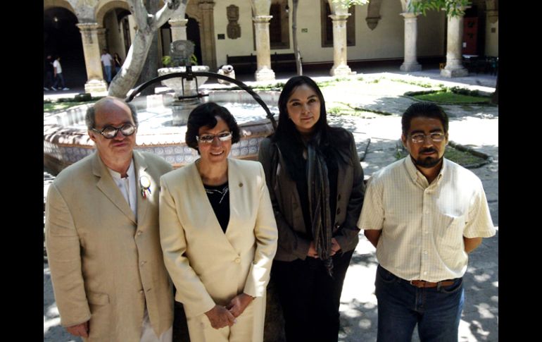 Paco de la Peña,  Angélica Peregrina, Patricia Montelongo,  y Aciel Sánchez, representantes de arte. E.BARRERA  /