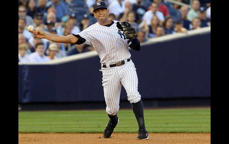 'A-Rod' lanza la bola hacia primera para hace out ayer contra Toronto. AFP  /