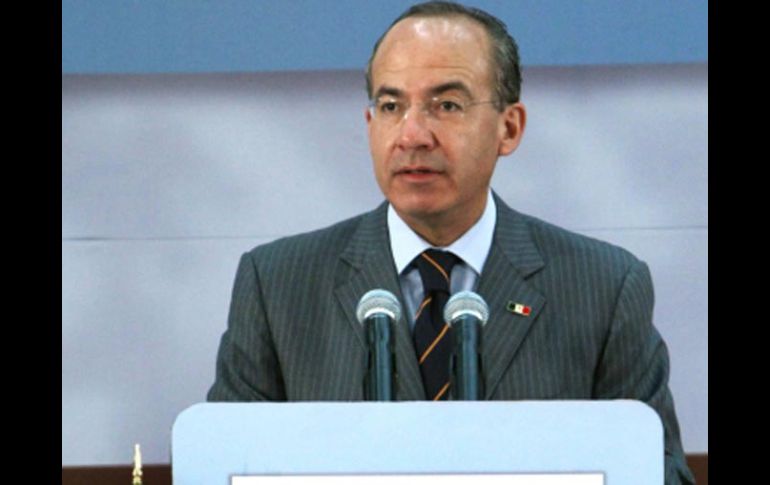 El Presidente Felipe Calderón escuchó argumentos a favor de la legalización de las drogas. EFE  /