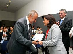 Entregan un reconocimiento al doctor Rodolfo Morán por su labor a favor de los trasplante en el Estado. E. BARRERA  /