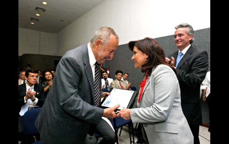 Entregan un reconocimiento al doctor Rodolfo Morán por su labor a favor de los trasplante en el Estado. E. BARRERA  /