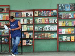 En la imagen un hombre lee en un establecimiento de libros en La Habana, Cuba. EFE  /