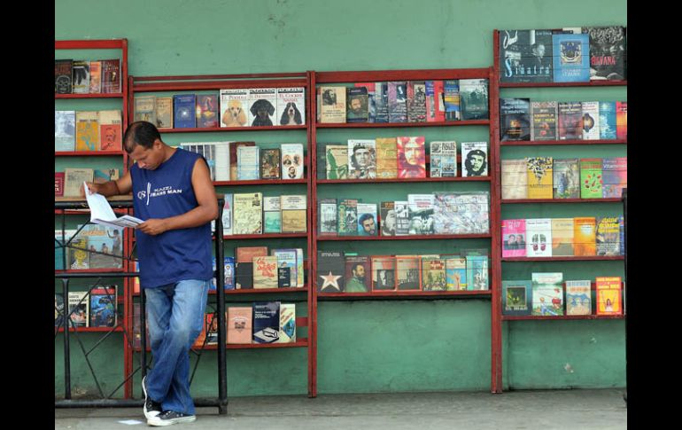 En la imagen un hombre lee en un establecimiento de libros en La Habana, Cuba. EFE  /