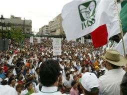 Cientos de personas pensionadas por el Instituto Mexicano del Seguro Social se han manifestado por el desacuerdo. ARCHIVO  /