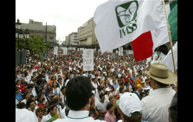 Cientos de personas pensionadas por el Instituto Mexicano del Seguro Social se han manifestado por el desacuerdo. ARCHIVO  /