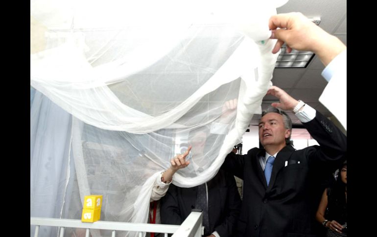 El secretario de Salud en Jalisco, Alfonso Petersen Farah, entregó hoy cuatro mil pabellones. E. BARRERA  /