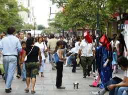 Los paseantes del Centro Histórico se han adueñado del espacio en el andador Colón. E. BARRERA  /