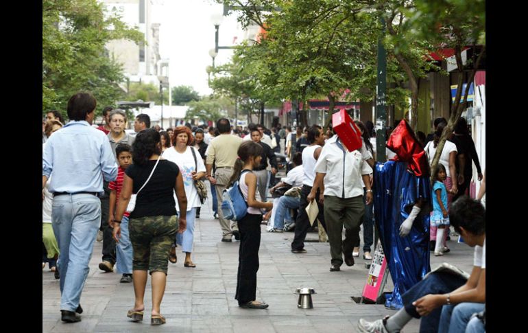 Los paseantes del Centro Histórico se han adueñado del espacio en el andador Colón. E. BARRERA  /