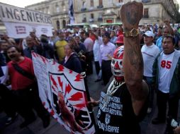 Integrantes del Sindicato Mexicano de Electricistas (SME) se manifiestan en los alrededores del Senado. EL UNIVERSAL  /