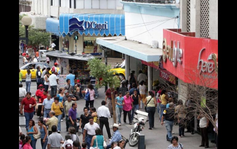 La peatonalización en calles del primer cuadro de Guadalajara (como Colón) mejoró de manera general las ventas del comercio. A. CAMACHO  /