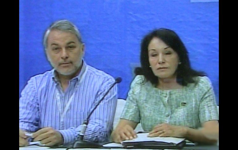 El gobernador Emilio González y la presidenta de AMMAC, Azucena Olivares Villagómez, durante el acto inaugural del foro. ESPECIAL  /